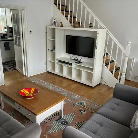 Spacious 2 Bedroom House With Garden